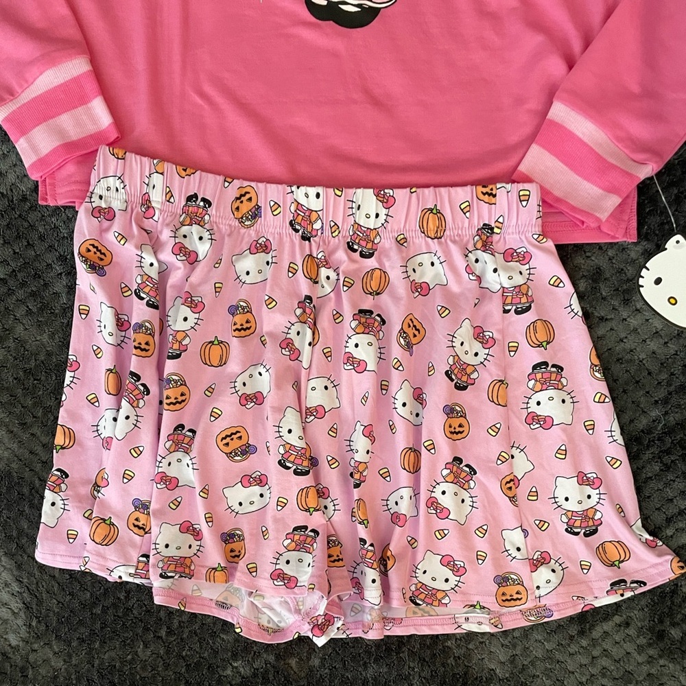 NWT•Sanrio Hello Kitty Fall Theme Pajama Set. Small (pit to pit 20.5 in) - Picture 9 of 12